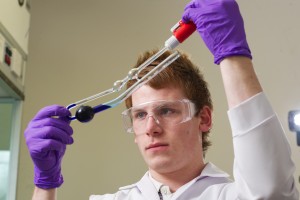 男子持有毛細管粘度計